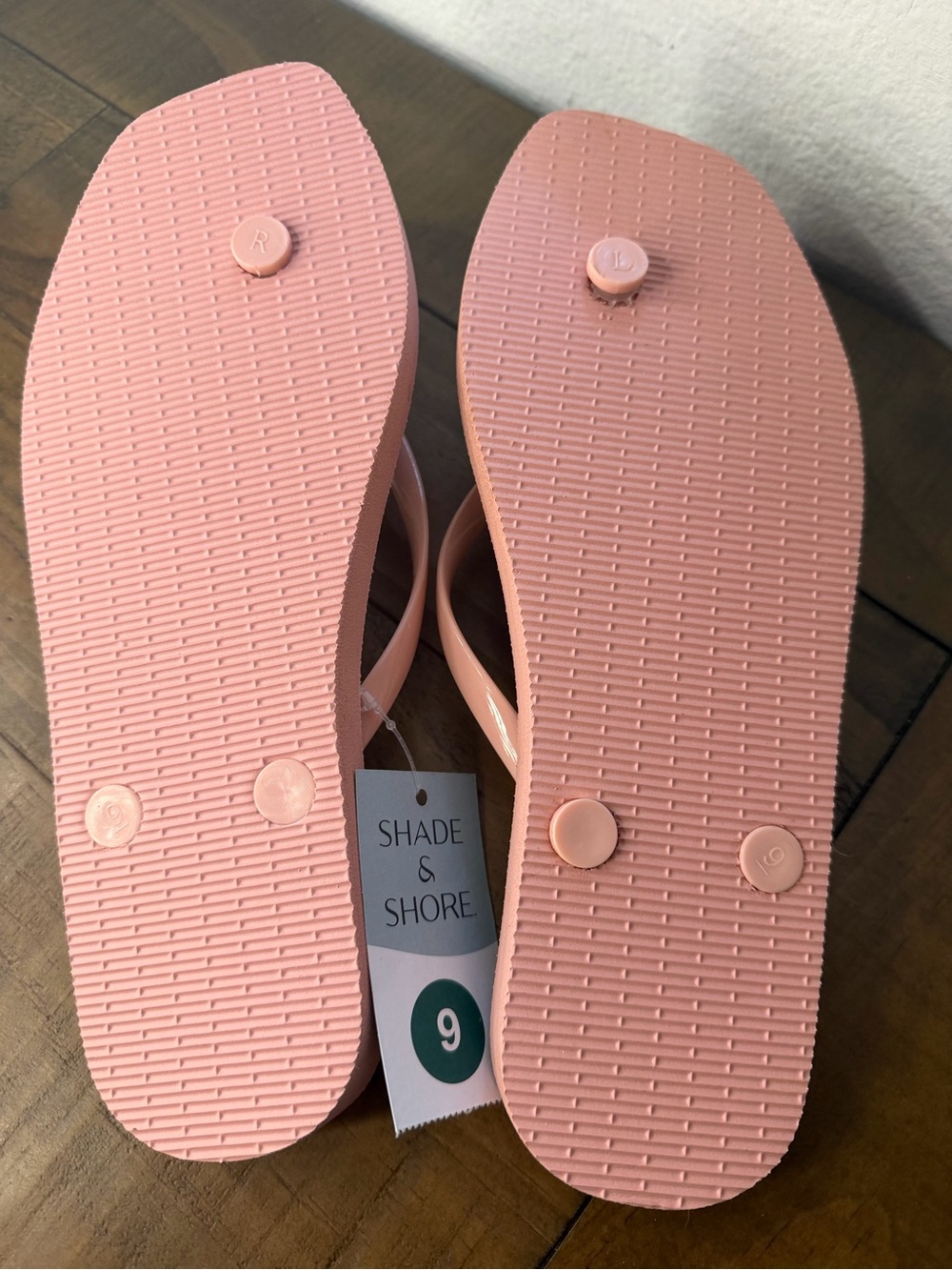 Shade & shore pink large gold heart flip flops size 9 women’s sandals new - Picture 7 of 7